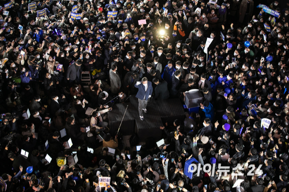 공식 선거운동 마지막 날인 8일 저녁 이재명 더불어민주당 대선후보가 서울 마포구 홍대 걷고싶은거리를 찾아 '절박재명, 가보자고!' 마지막 유세를 펼치고 있다. [사진=국회사진취재단]