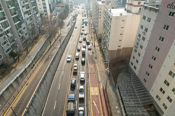 평일 출근 시간대 신사지하차도에서 신사사거리 구간 차량 병목 현상 모습. [사진=은평구]