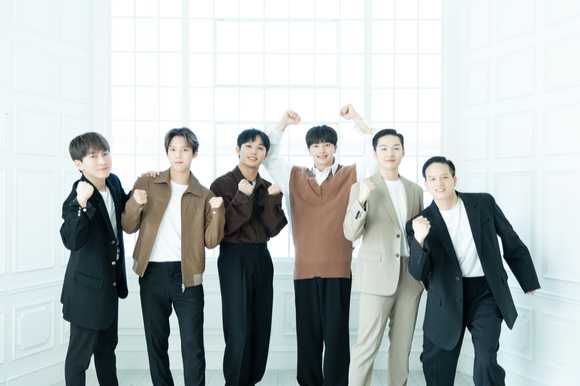 비투비(서은광, 이민혁, 이창섭, 임현식, 프니엘, 육성재)가 21일 열린 정규 3집 'Be Together' 발매 기념 온라인 기자간담회에서 포토타임을 갖고 있다. [사진=큐브엔터테인먼트]