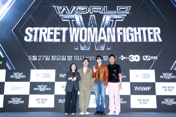 팀 범접(효진초이 허니제이 노제 리정 리헤이 가비 아이키 립제이 모니카)이 27일 서울 모처에서 열린 Mnet '월드 오브 스트릿 우먼 파이터' 제작발표회에서 포즈를 취하고 있다. [사진=Mnet]