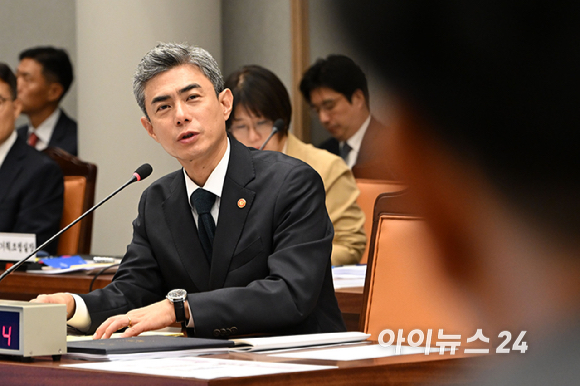 강신철 국방부 장관이 7일 오전 서울 용산구 국방부에서 열린 국회 국방위원회의 국방부에 대한 국정감사에서 의원 질의에 답하고 있다. [사진=국회사진기자단 ]