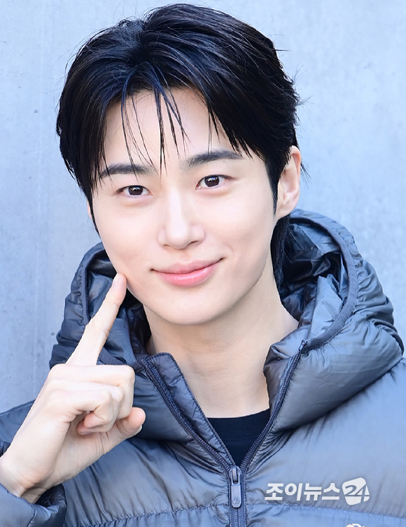 배우 변우석이 23일 오후 서울 성동구 코사이어티 서울숲에서 진행된 DISCOVERY WINTER BASE CAMP 포토콜 행사에 참석하고 있다. [사진=정소희 기자]