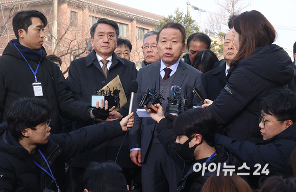 국회 측 탄핵소추대리인단 공동대표인 김이수 전 헌법재판소장이 21일 오후 서울 종로구 헌법재판소 심판정에서 열린 윤석열 대통령 탄핵 심판 3차 변론기일에 참석하며 기자들의 질문에 답하고 있다. [사진=사진공동취재단]