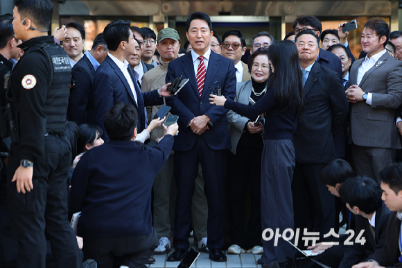 명태균 여론조사비 대납 의혹으로 재판에 넘겨진 오세훈 서울시장이 23일 오후 서울 서초구 서울고등법원에서 열린 정치자금법 위반 혐의 항소심 선고기일에서 무죄 판결을 받고 관련 입장을 밝히고 있다. [사진=곽영래 기자]