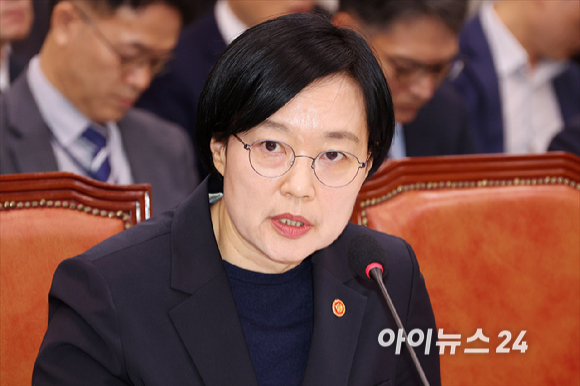 한성숙 중소벤처기업부 장관이 14일 서울 여의도 국회에서 열린 국회 산업통상자원중소벤처기업위원회 중소벤처기업부 등에 대한 국정감사에서 질의에 답변하고 있다. [사진=곽영래 기자]