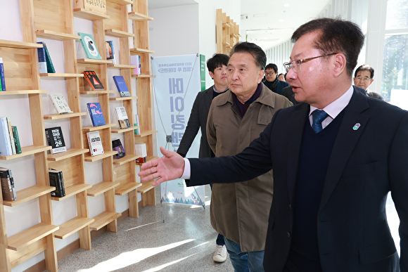 김영환 지사가 9일 청주 미동산수목 숲속생태도서관을 살펴보고 있다. [사진=충북도]