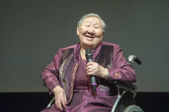 사진은 길원옥 할머니가 2017년 베를린 방문당시 무대 위에 올라 활짝 웃고 있는 모습. 2021.4.6 [사진=연합뉴스(코리아협의회 제공)]