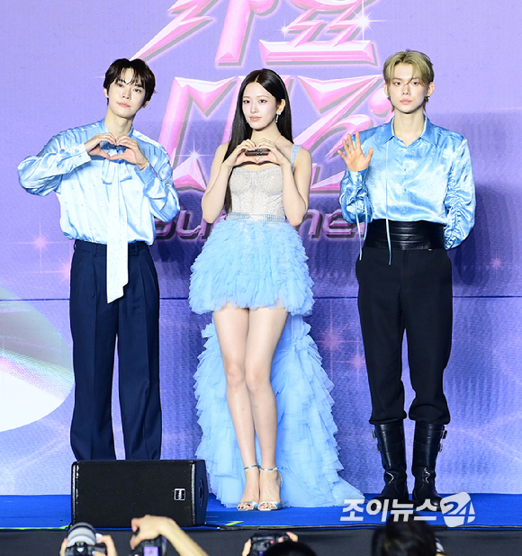 엔시티127 도영-아이브 안유진-투바투 연준이 26일 오후 경기도 고양 일산서구 대화동 킨텍스에서 열린 2025 SBS 가요대전 Summer(써머) 블루카펫 행사에 참석하고 있다. [사진=정소희 기자]