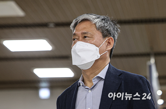 드라마 제작사 '바람픽쳐스'를 고가에 인수해 회사에 손해를 입힌 혐의로 기소돼 1심에서 무죄를 선고받은 김성수 전 카카오엔터테인먼트 대표가 11일 오전 서울 서초구 서울고등법원에서 열린 선고 공판에 출석하고 있다. [사진=사진공동취재단 ]