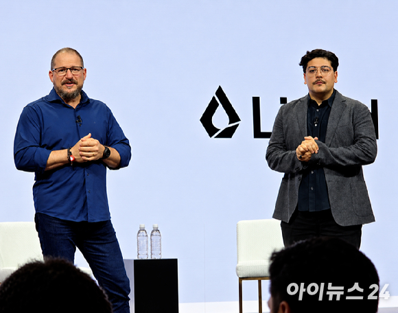23일(현지시간) 미국 하와이 마우이에서 열린 '스냅드래곤 서밋 2026'에서 크리스티아노 아몬 퀄컴 최고경영자(CEO, 왼쪽)와 라민 하사니 리퀴드 AI 공동창업자 겸 CEO가 '모델에서 에이전트로: CEO 대담' 세션을 진행하고 있다. [사진=안세준 기자]