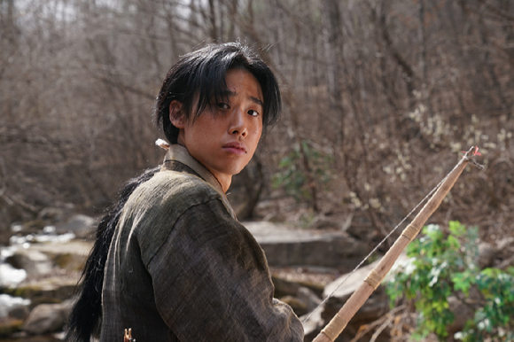 배우 김민이 프로필 촬영에서 포즈를 취하고 있다. [사진=제이와이드컴퍼니]