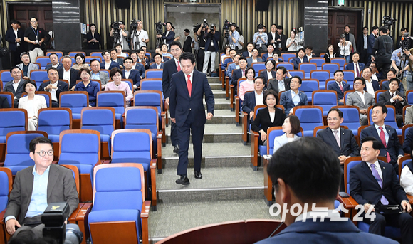 장동혁 국민의힘 당대표가 17일 서울 여의도 국회에서 열린 의원총회에 참석하고 있다. [사진=곽영래 기자]