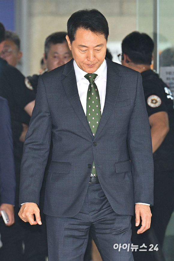오세훈 서울시장이 22일 서울 서초구 서울중앙지방법원에서 열린 정치자금법 위반 혐의 1심 선고 공판 후 법원을 나서고 있다. [사진=사진공동취재단]