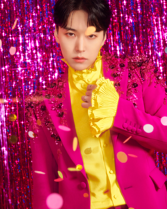 가수 성민이 싱글 '사랑이 따끔 (Lovesick)'으로 트로트 가수로 데뷔한다. [사진=SM엔터테인먼트]