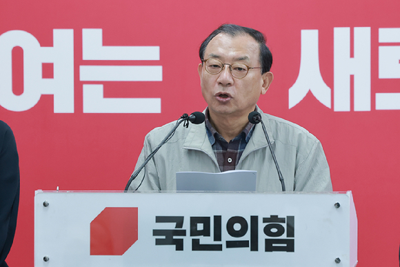 국민의힘 이정현 공천관리위원장이 16일 서울 영등포구 여의도 중앙당사에서 충북지사 공천 심사 결과를 발표하고 있다. 2026.3.16 [사진=연합뉴스]