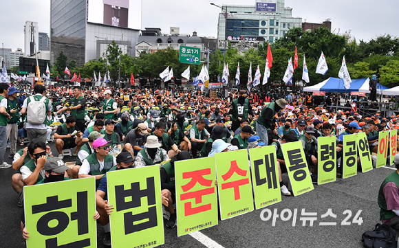 민주노총 조합원들이 15일 서울 종로구 동화면세점 앞에서 열린 '원청교섭 원년, 초기업교섭 돌파! 모든 노동자의 노동기본권 쟁취! 민주노총 7&middot;15 총파업대회'에서 구호를 외치고 있다.이번 총파업은 지난 3월 시행된 이른바 '노란봉투법'(개정 노동조합법)에 따라 원청의 사용자 책임을 인정하고 하청 노동자와 직접 교섭에 나설 것을 요구하기 위해 마련됐다. [사진=곽영래 기자]