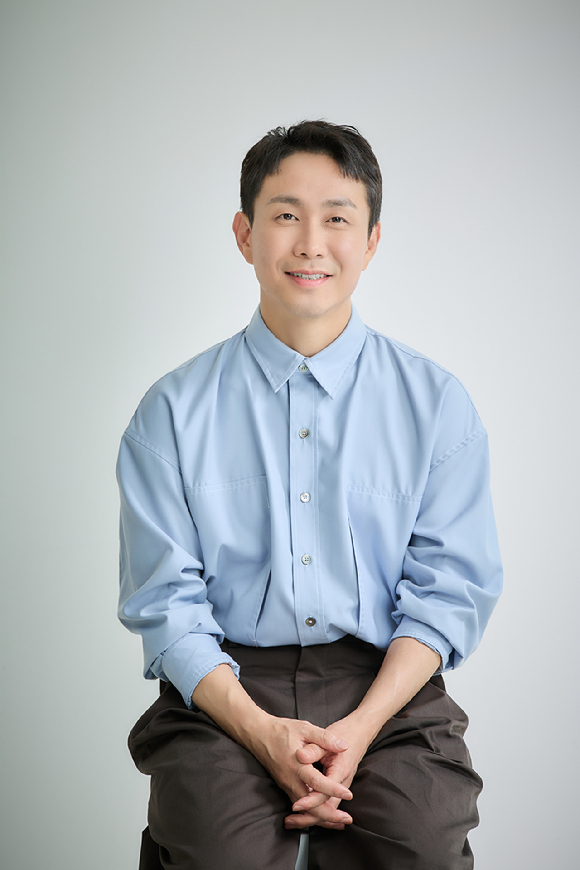 배우 오정세가 영화 '거미집'(감독 김지운) 인터뷰에 앞서 포즈를 취하고 있다. [사진=바른손이앤에이]