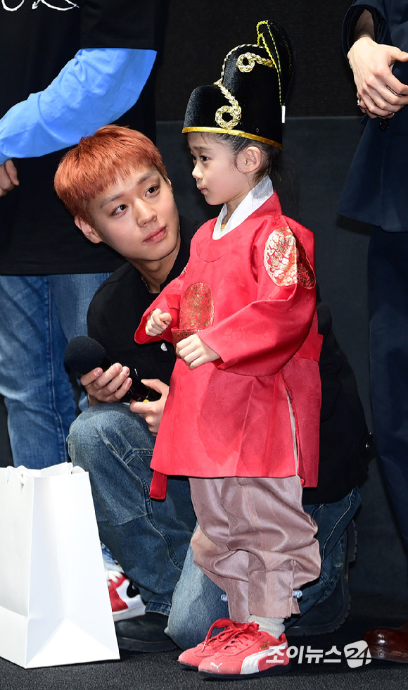 배우 박지훈이 17일 오후 서울 강남구 삼성동 메가박스 코엑스점에서 열린 영화 '왕과 사는 남자' 1,300만 돌파 흥행 감사 무대 인사에 참석해 곤룡포를 입고 온 어린이 팬과 기념사진을 촬영하고 있다. [사진=정소희 기자]