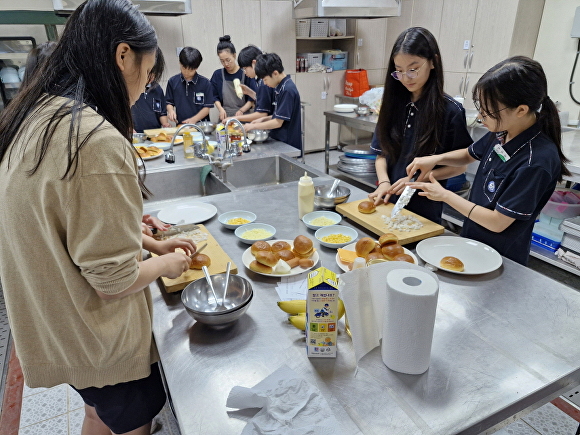 울릉중학교 학생들이 요리교실을 참여하고 있다. [사진=울릉군청]