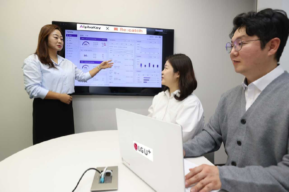 LG유플러스 직원들이 알파키를 소개하고 있는 모습. [사진=LGU+]