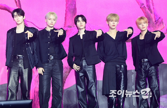 그룹 투모로우바이투게더가 13일 오후 서울시 성북구 안암동 고려대학교 화정체육관에서 열린 투모로우바이투게더(TOMORROW X TOGETHER, TXT) 미니 8집 '7TH YEAR: 가시덤불에 잠시 바람이 멈췄을 때' 발매 기념 쇼케이스에 참석하고 있다. [사진=정소희 기자]