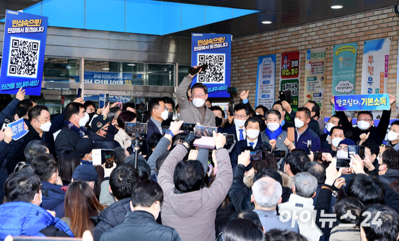 더불어민주당 이재명 대선후보가 지난 26일 경기 파주 금촌역 광장에서 열린 '매타버스 파주, 민심속으로!'에서 시민들과 인사하고 있다. [사진=국회사진취재단]