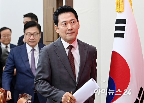 장동혁 국민의힘 당대표가 31일 서울 여의도 국회에서 열린 최고위원회의에 참석하고 있다. [사진=곽영래 기자]