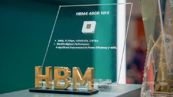 최태원 SK그룹 회장이 16일(현지시간) 미국 캘리포니아주 새너제이 컨벤션센터에서 열린 엔비디아 연례 개발자회의 'GTC 2026' 전시장에서 기자들의 질문에 답하고 있다. 2026.3.16 [사진=공동 취재]