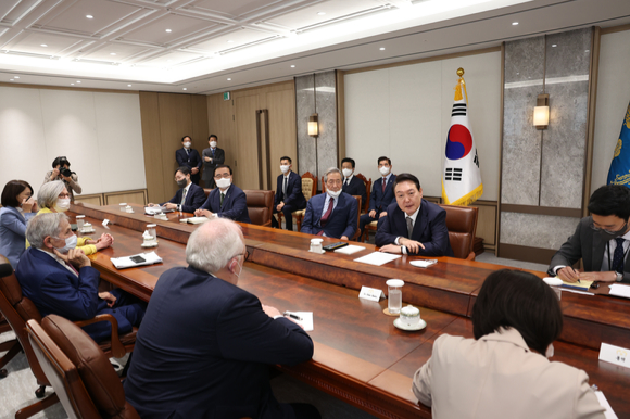 윤석열 대통령이 3일 서울 용산 대통령실 청사에서 열린 미국 학계 및 전현직 주요인사 단체접견에서 발언하고 있다. 2022.06.03. [사진=대통령실]