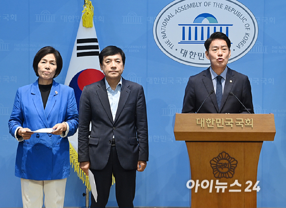 더불어민주당 최민희, 이성윤, 한민수 더불어민주당 최고위원 후보가 24일 서울 여의도 국회 소통관에서 김민석 당대표 후보의 신천지 의혹 제기 관련 기자회견을 하고 있다. [사진=곽영래 기자]