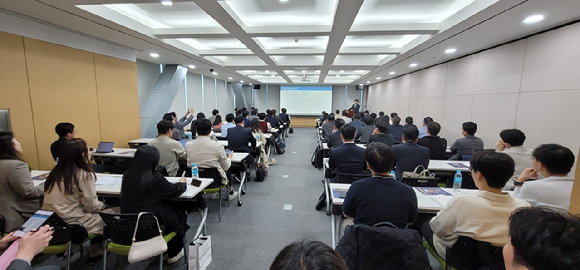 피자헛이 점주들과 협의 없이 부당하게 떼어간 차액가맹금 지급 판결로 경영난에 빠졌다며 회생을 신청한 가운데 지난해 말 서울 서초동 서울회생법원 앞에서 피자헛 가맹점주 94명이 부당이득금(차액가맹금) 반환 사태 해결을 촉구하는 기자회견을 열고 구호를 외치고 있다. [사진=정소희 기자]
