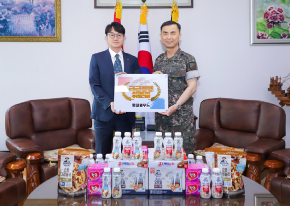 위세량 롯데웰푸드 커뮤니케이션부문장(왼쪽)이 제17보병사단을 방문해 위문품을 전달했다. [사진=롯데웰푸드]