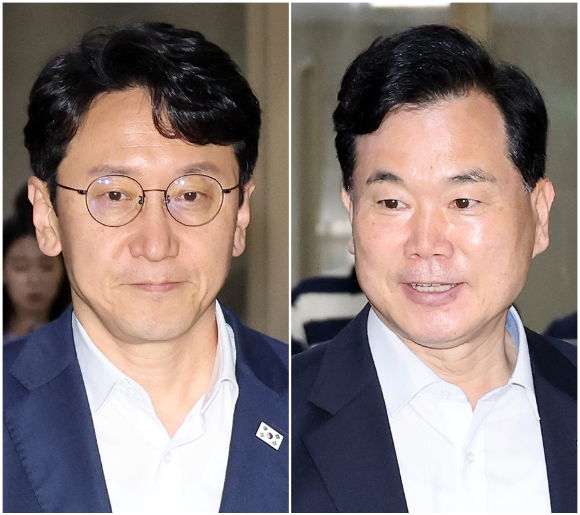 더불어민주당 천준호 원내운영수석부대표(왼쪽)와 국민의힘 원내운영수석부대표에 내정된 김승수 의원이 12일 국회 운영위원장실에서 회동하기 위해 이동하고 있다. 2026.6.12 [사진=연합뉴스]