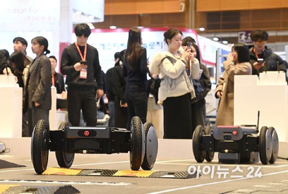 4일 오전 서울 강남구 코엑스에서 열린 2026 스마트공장&middot;자동화산업전(AW2026)에서 현대자동차그룹 로보틱스랩의 모베드(MobED)의 시연이 진행되고 있다. [사진=곽영래 기자]