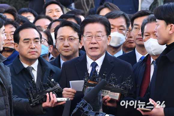 '성남FC 불법후원금 의혹'을 받고 있는 이재명 더불어민주당 대표가 10일 오전 경기도 성남시 수원지방검찰청 성남지청에 출석해 입장을 표명하고 있다. [사진=김성진 기자]