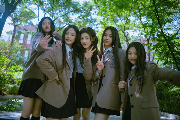 걸그룹 뉴진스(NJZ)가 지난3월 7일 서울 서울중앙지방법원에서 열린 '기획사 지위보전 및 광고계약 체결 등 금지' 가처분 신청 심문기일을 마친 뒤 취재진 질문에 답하고 있다. [사진=연합뉴스]