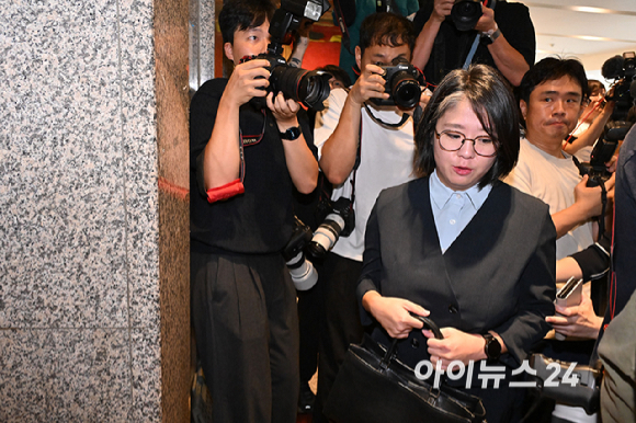 용혜인 성평등가족부 장관 후보자가 2일 서울 서대문구에 마련된 인사청문회 준비 사무실로 출근하고 있다. [사진=곽영래 기자]