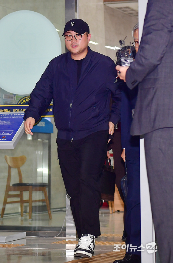 음주 뺑소니 혐의를 받는 트로트 가수 김호중이 21일 오후 서울 강남구 강남경찰서에서 조사를 마친 뒤 경찰서를 나서고 있다. [사진=곽영래 기자]