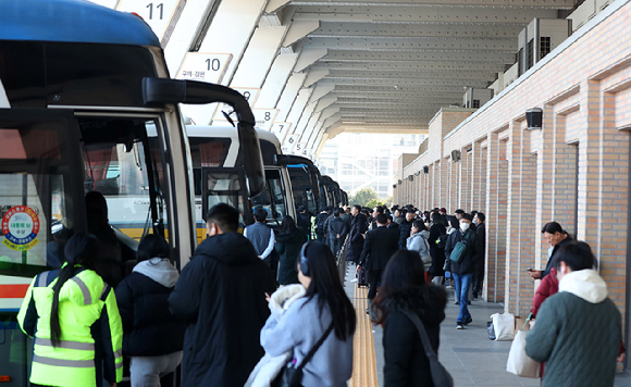 서울 서초구 서울고속버스터미널에서 승객들이 버스를 기다리고 있다. 기사와 직접적인 관련이 없는 사진 [사진=뉴시스]