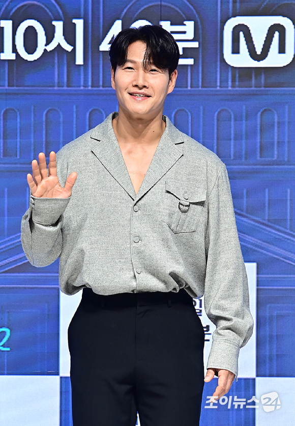 가수 김종국이 4일 오전 서울 강남구 엘리에나 호텔에서 열린 Mnet 커플 매칭 서바이벌 '커플팰리스2' 제작발표회에서 포토타임을 갖고 있다. [사진=곽영래 기자]