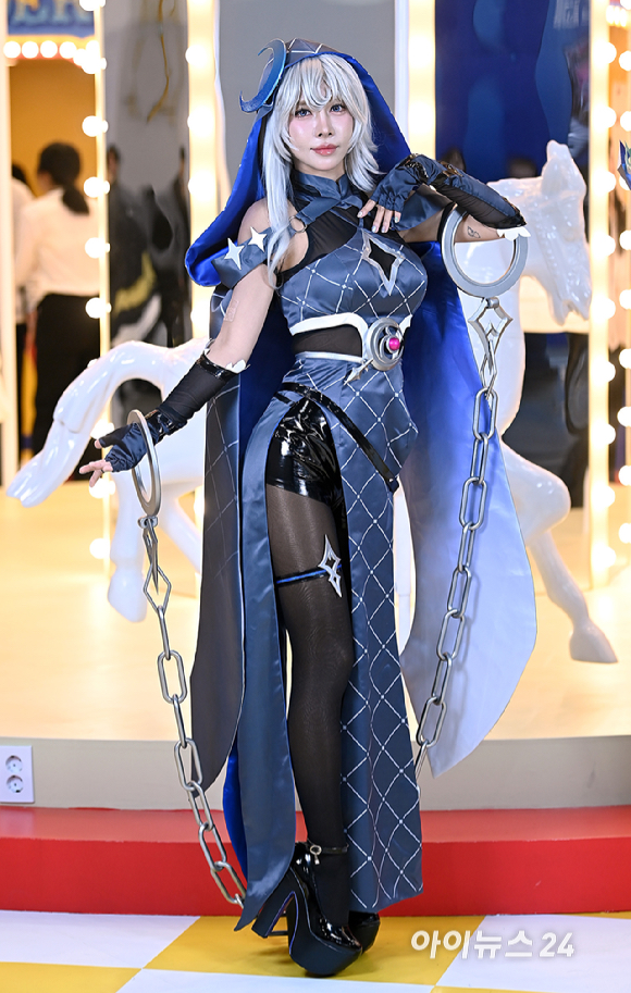 13일 부산 해운대구 벡스코에서 열린 국제게임전시회 '지스타 2025'에서 웹젠 부스에서 모델들이 코스프레를 선보이고 있다. [사진=곽영래 기자]