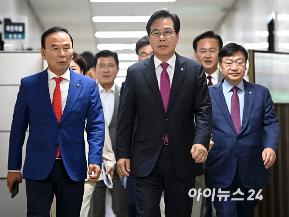 송언석 국민의힘 비상대책위원장 겸 원내대표가 7일 오전 서울 여의도 국회에서 열린 비상대책위원회의에 참석하고 있다. [사진=곽영래 기자]