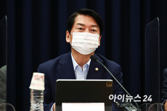 안철수 국민의힘 의원이 9일 오전 서울 여의도 국회에서 열린 위기를 넘어 미래로, 민&middot;당&middot;정 토론회 '청년세대를 위한 연금개혁 방향'에 참석하고 있다. [사진=정소희 기자]