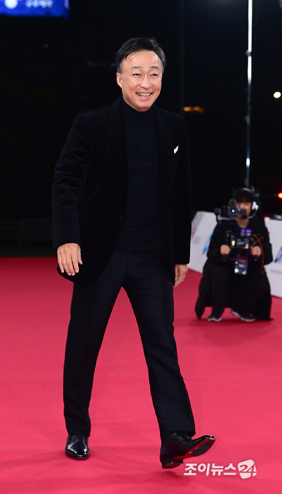 배우 손예진과 현빈이 19일 오후 서울 영등포구 여의도 KBS홀에서 열린 제46회 청룡영화상 레드카펫 행사에 참석하고 있다. [사진=정소희 기자]