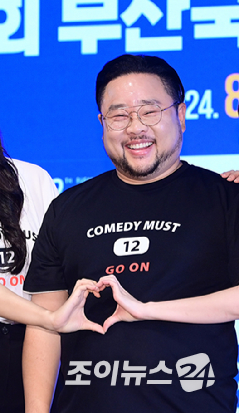 코미디언 송영길이 2일 오후 서울 종로구 낙원상가에서 열린 제12회 부산국제코미디페스티벌(BICF) 공식 기자회견에 개그콘서트 팀으로 참석하고 있다. [사진=정소희 기자]