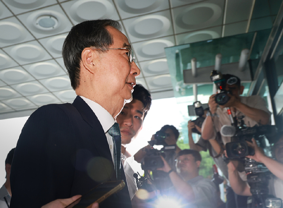 12·3 비상계엄 사태에 가담·방조한 혐의를 받는 한덕수 전 국무총리가 19일 서울 서초구 서울고검에 마련된 조은석 내란특별검사팀에 출석하고 있다. 한 전 총리는 지난달 2일 특검에 출석해 조사받은 바 있다. 2025.8.19 [사진=연합뉴스]