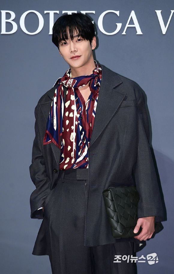 배우 로운이 25일 오후 서울 용산구 리움미술관에서 열린 보테가 베네타 후원 리움 미술관 피에르 위그 개인전 프리뷰 포토행사에서 포즈를 취하고 있다. [사진=정소희 기자]