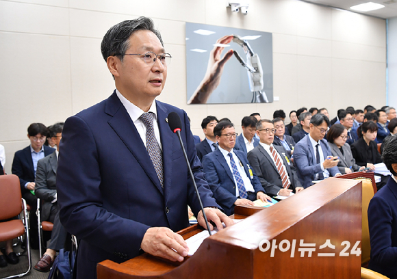 윤영빈 우주항공청장이 16일 국회 과학기술정보방송통신위원회에서 열린 2025년도 국정감사에서 인사말을 하고 있다. [사진=곽영래 기자]