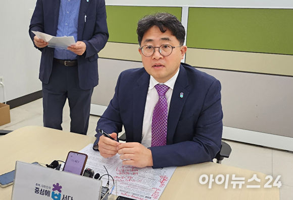 김명규 충북도 경제부지사가 31일 KAIST 오송 바이오메디컬 캠퍼스타운 조성사업이 예비타당성조사 대상 선정에서 제외된 것과 관련한 입장을 밝히고 있다. [사진=한준성 기자]