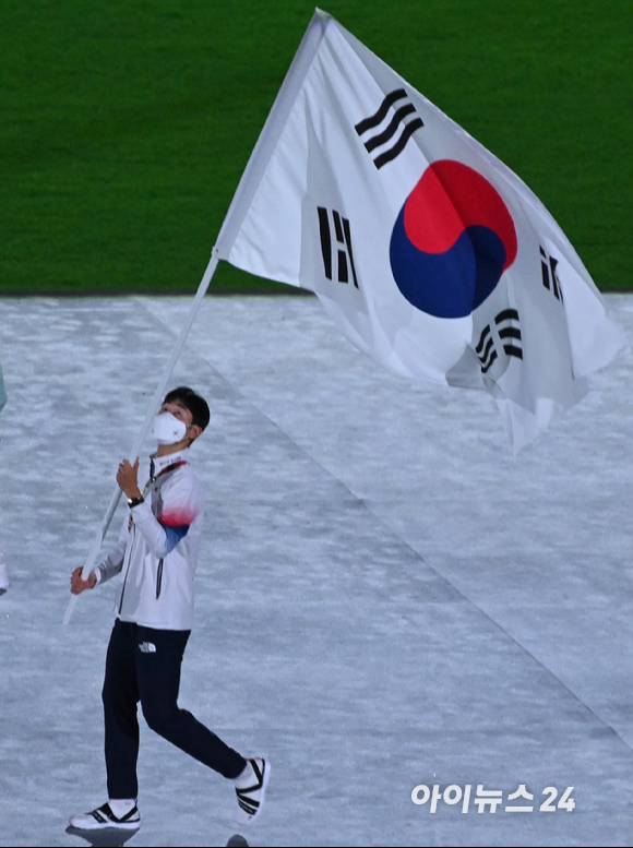 '2020 도쿄올림픽'이 17일간의 열전을 마무리하고 8일 오후 일본 도쿄 올림픽스타디움(국립경기장)에서 폐회식을 개최했다. 근대5종 첫 동메달리스트 전웅태가 한국의 기수로 입장하고 있다. 